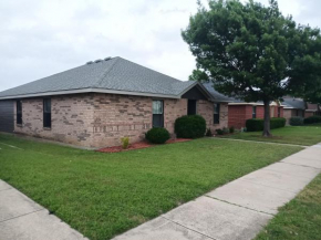 Fantastic Family and Friend Getaway - King Beds, Game Room, Gym, Fast Wifi, and Private Parking